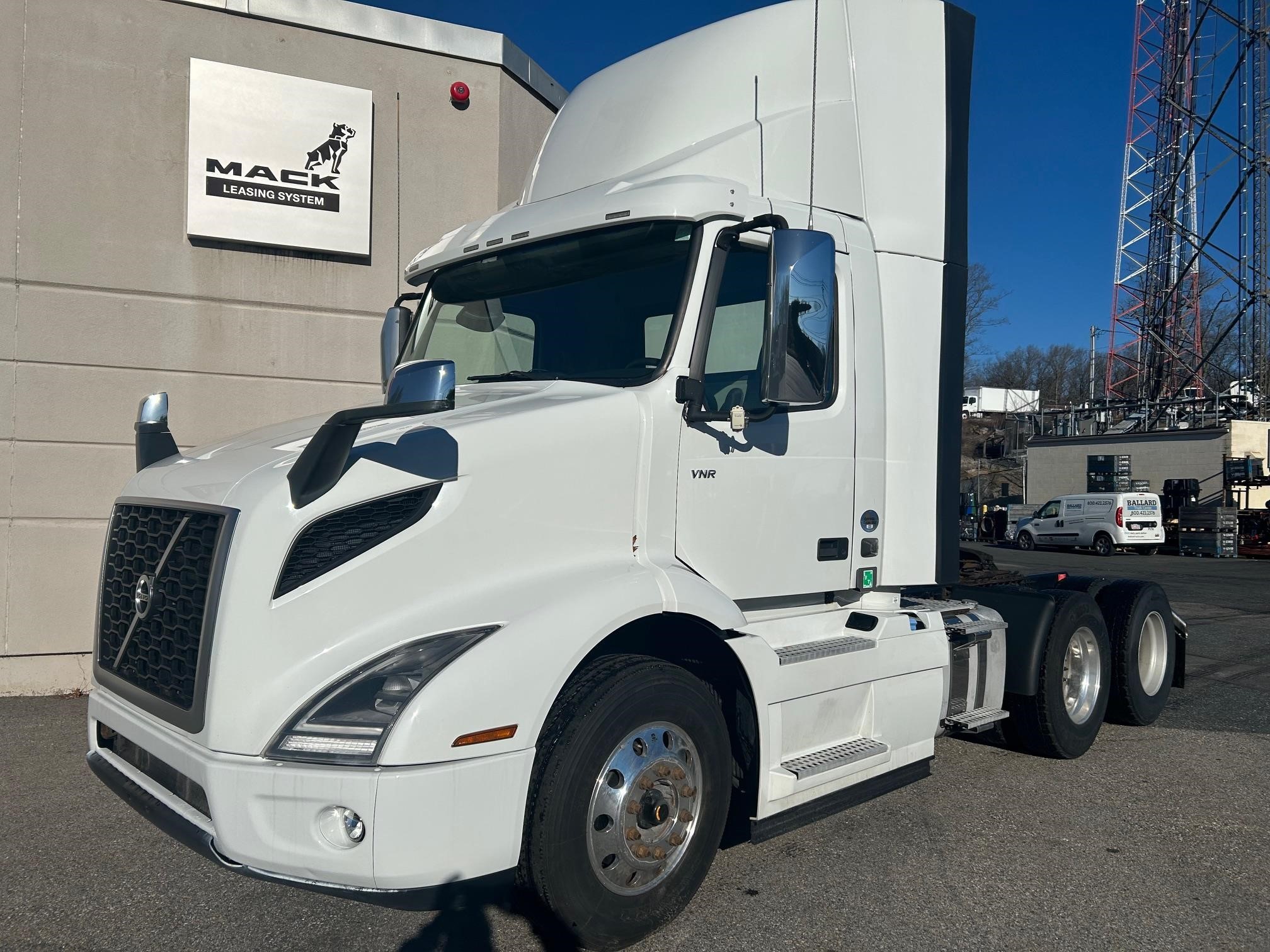 2020 VOLVO VNR64T300 - image 1 of 6