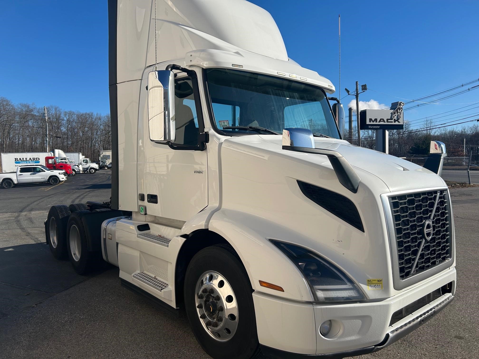 2020 VOLVO VNR64T300 - image 2 of 6