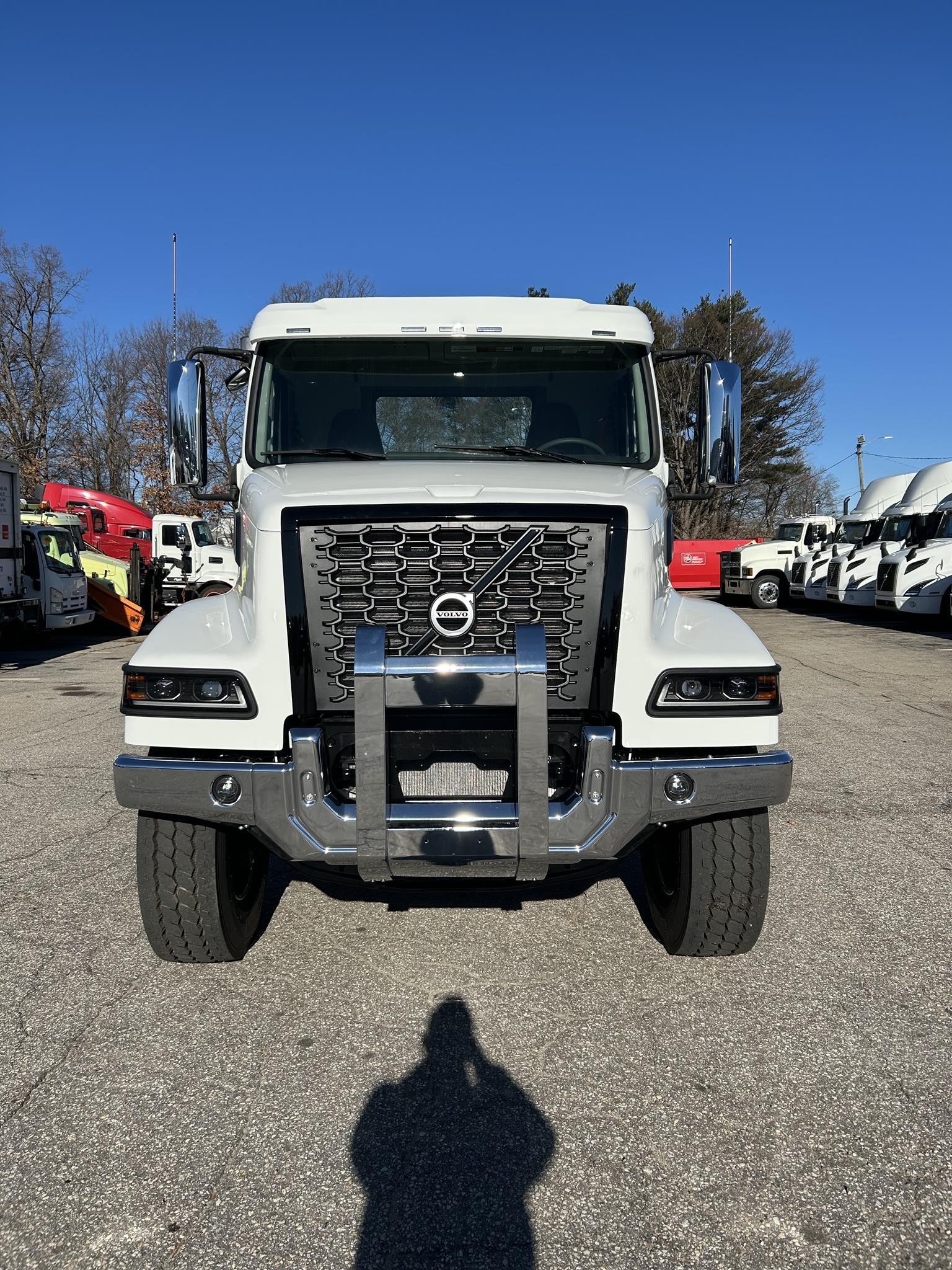 2025 VOLVO VHD84B300 - image 2 of 5