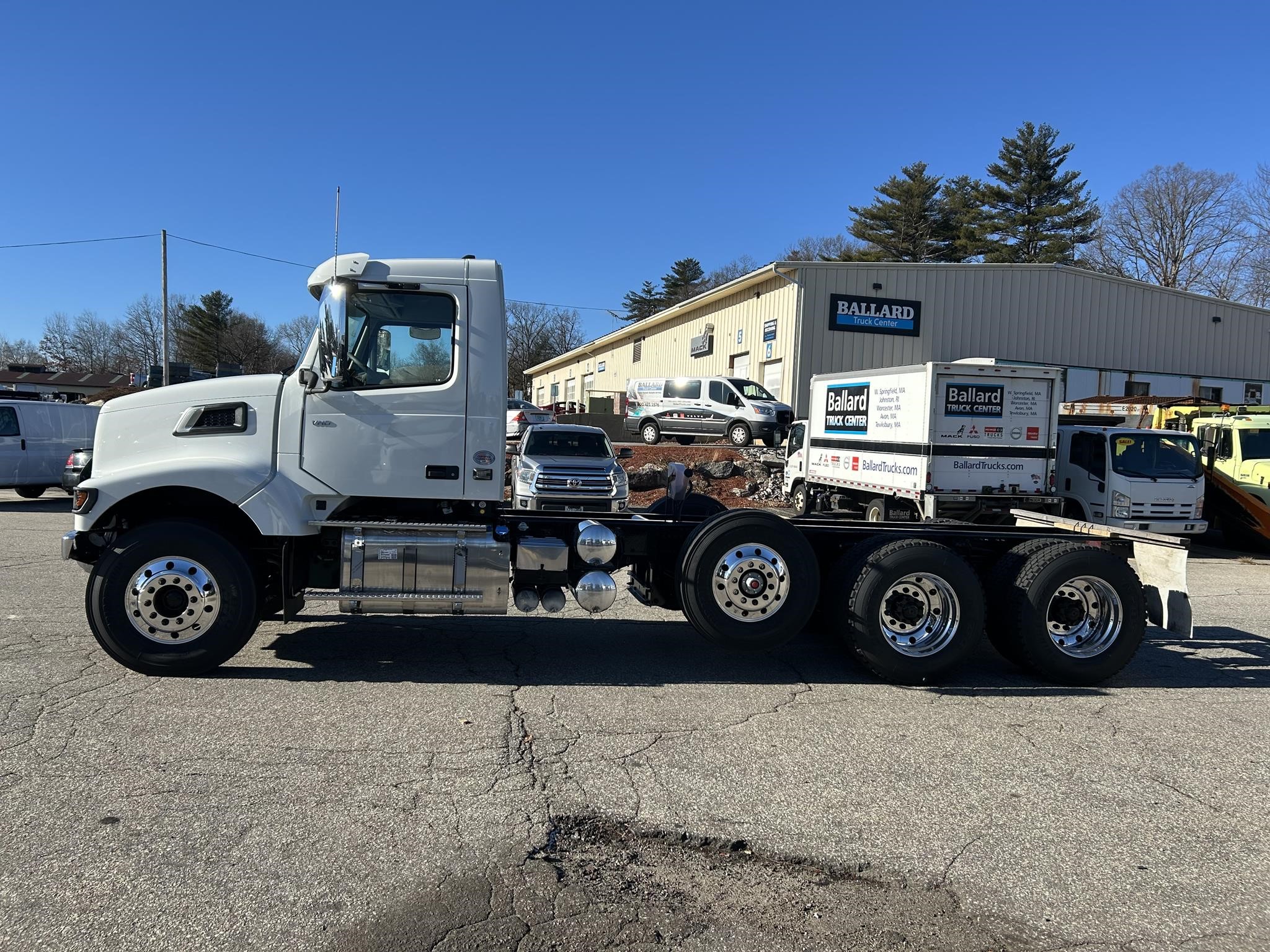 2025 VOLVO VHD84B300 - image 3 of 5