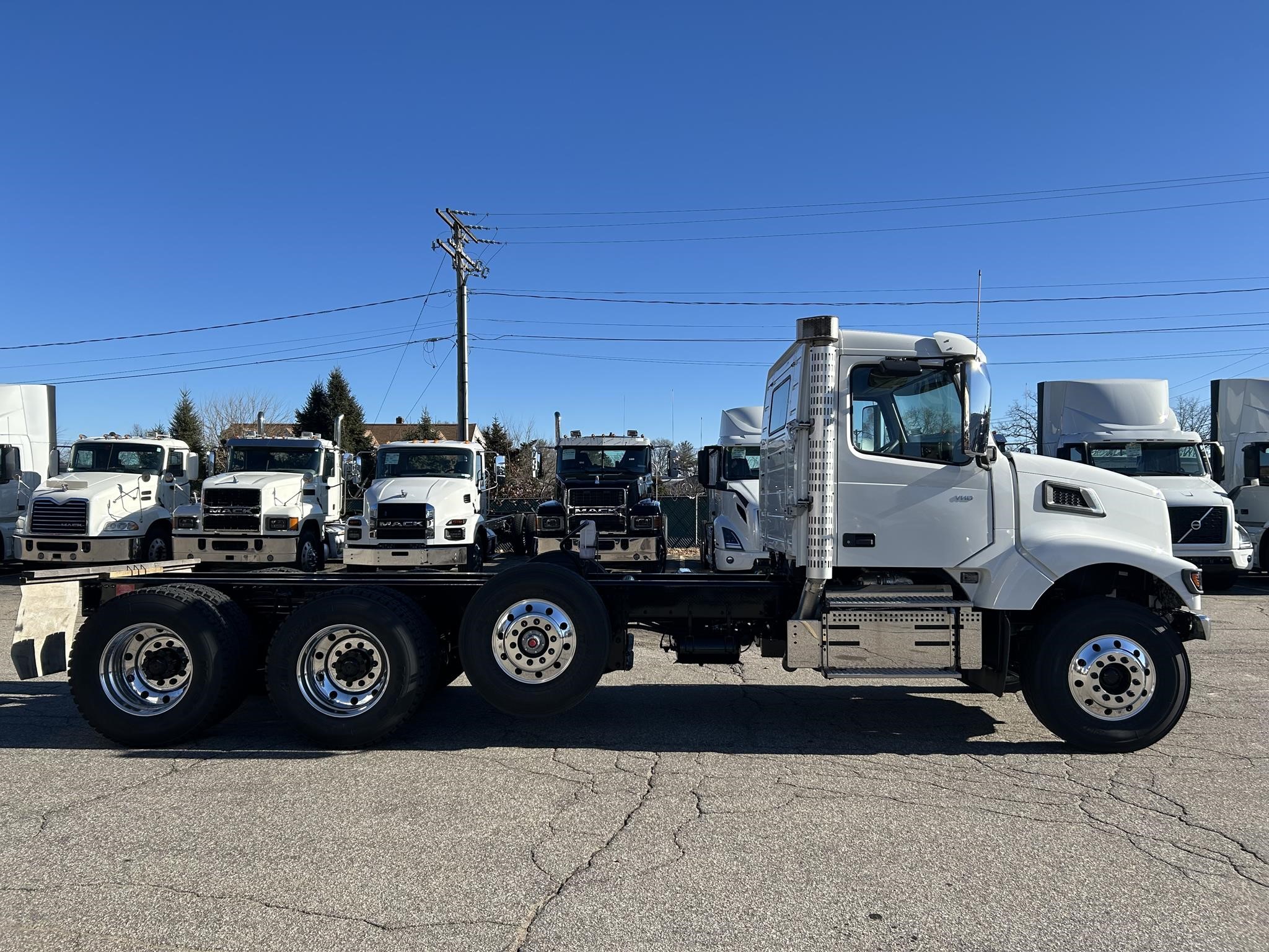 2025 VOLVO VHD84B300 - image 4 of 5