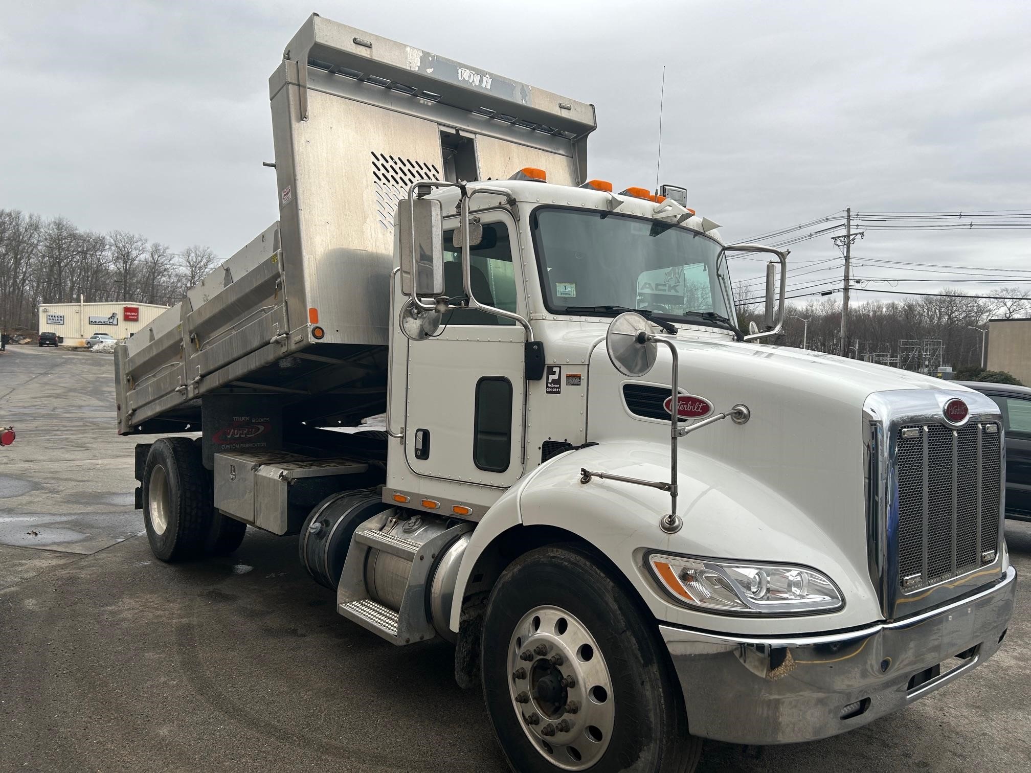 2012 PETERBILT 337 - image 2 of 6